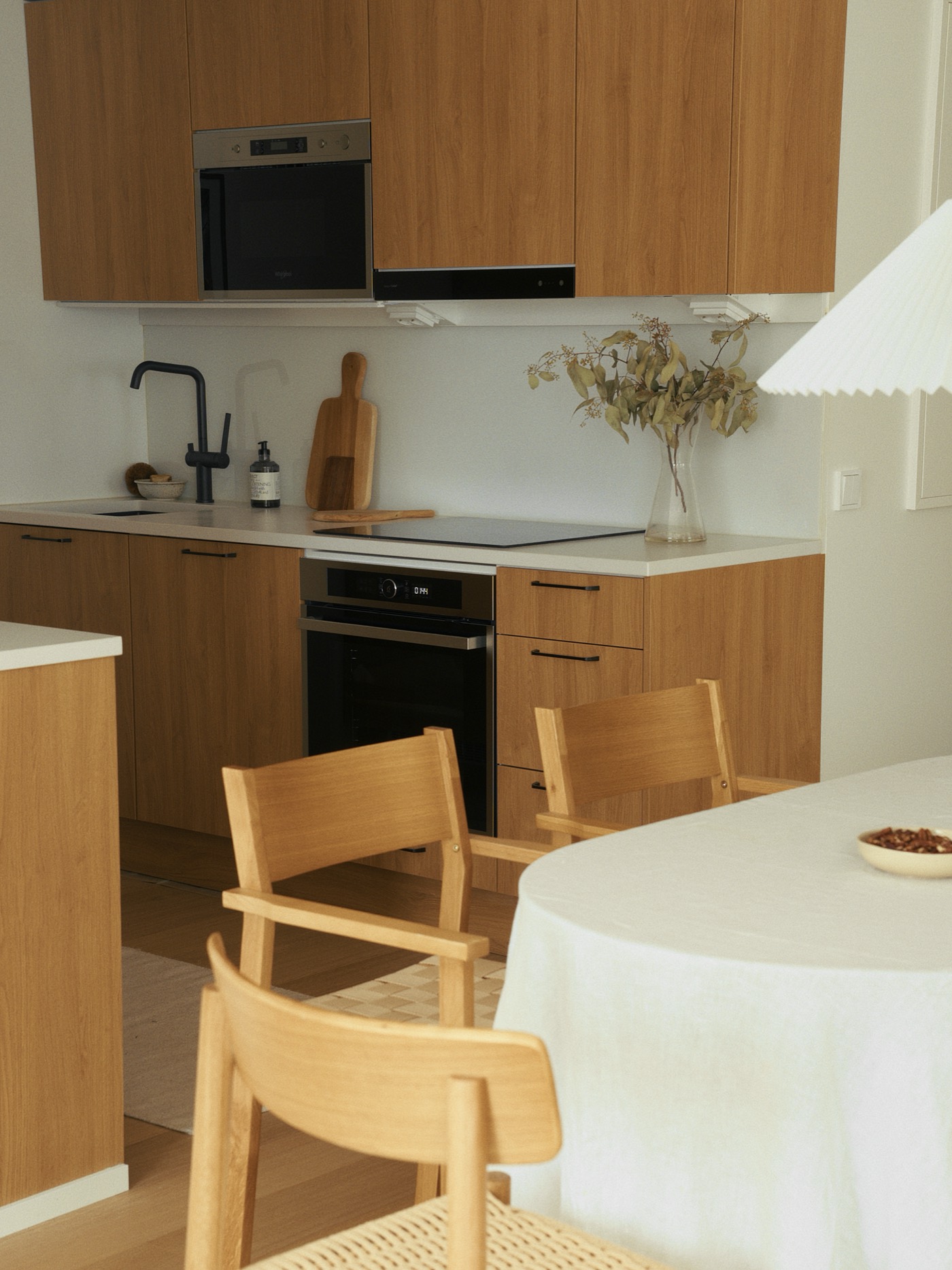 The kitchen and dining table in Grand