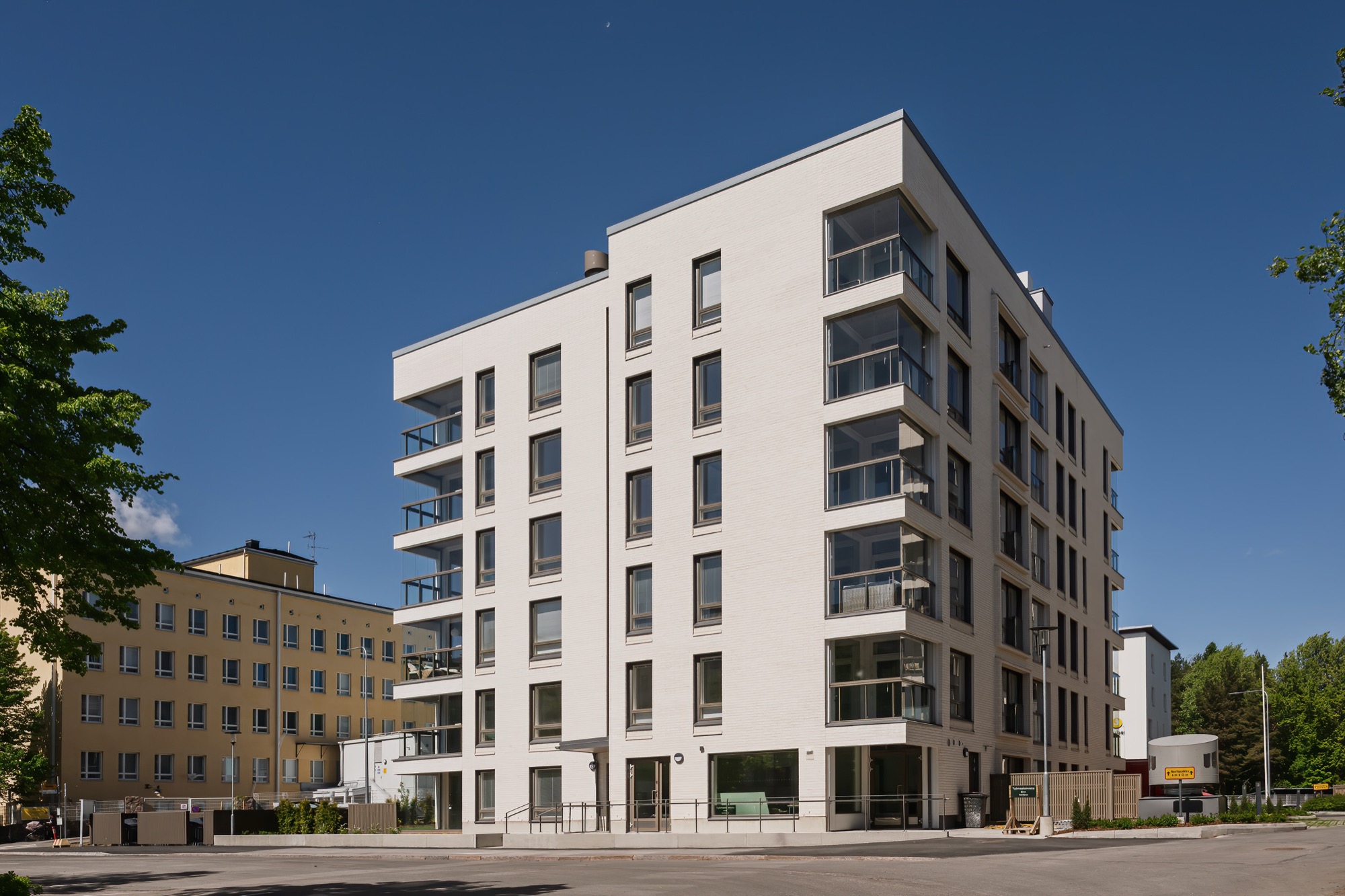 Keskuspuiston Grand, a white six-storey building against a blue sky