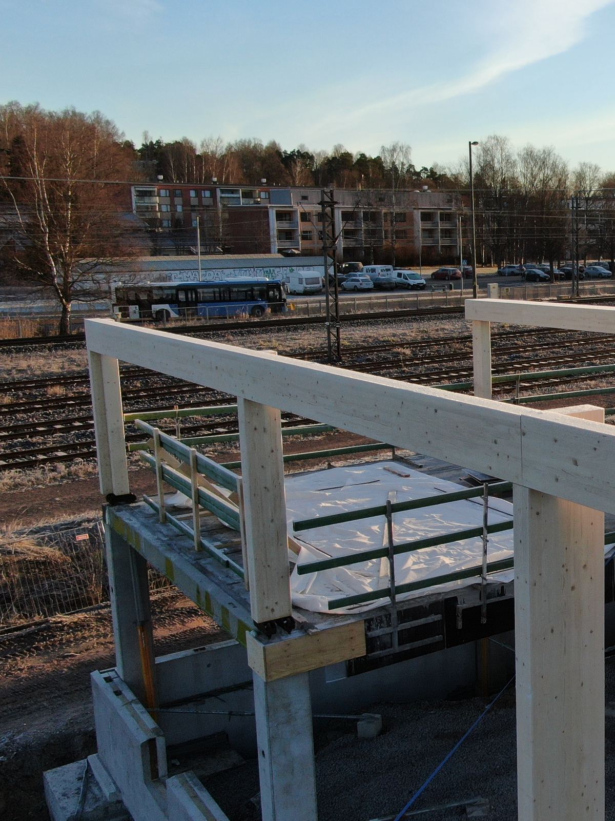 A corner of the glulam frame on the Kirkkonummen Tähti site, beside the railway